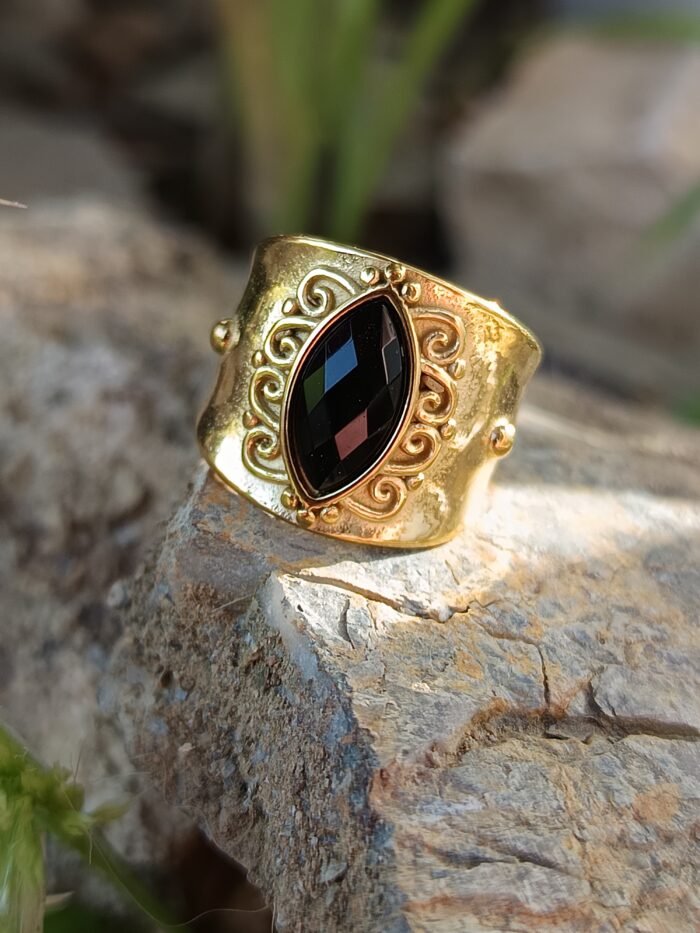 anillo dorado de neftis