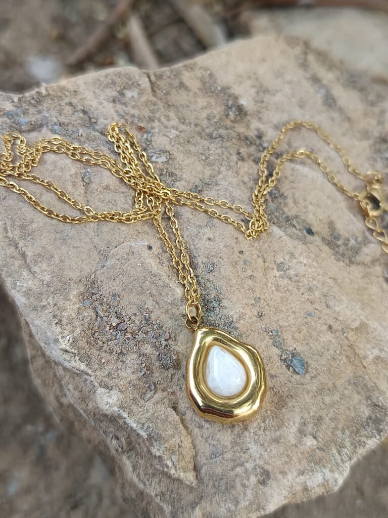 colgante gota dorada