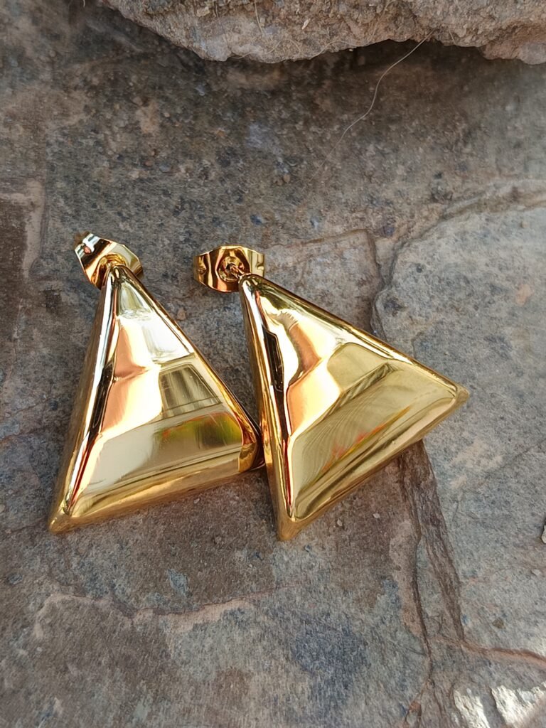 pendientes pirámide dorada.