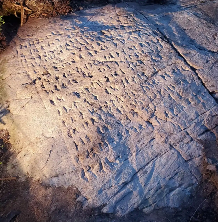 Piedra grabado con runas