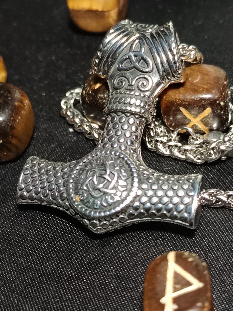 Colgante Martillo de Thor – Mjölnir con Triqueta